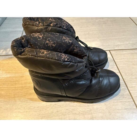 Guess Womens Black Puffer Winter Boots With Monogram Lining & Treaded Soles - Picture 1 of 6